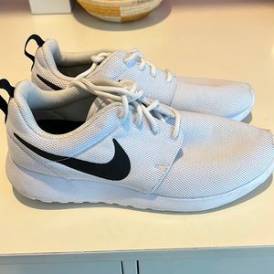 White Nike roches